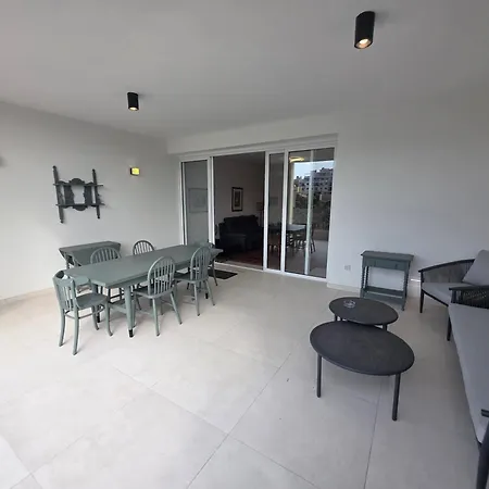 Stunning Seafront 3-bdr With Huge Terrace & Bay Views アパート マルサスカーラ