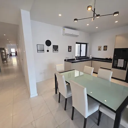 Stunning Seafront 3-bdr With Huge Terrace & Bay Views * マルサスカーラ