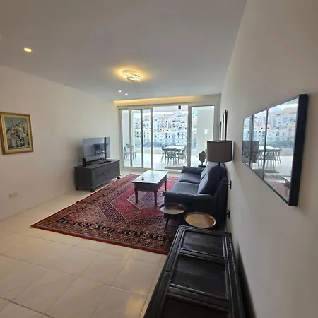 Stunning Seafront 3-bdr With Huge Terrace & Bay Views アパート マルサスカーラ