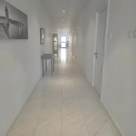 Stunning Seafront 3-bdr With Huge Terrace & Bay Views マルサスカーラ