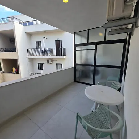 Stunning Seafront 3-bdr With Huge Terrace & Bay Views マルサスカーラ
