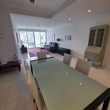 Stunning Seafront 3-bdr With Huge Terrace & Bay Views アパート マルサスカーラ