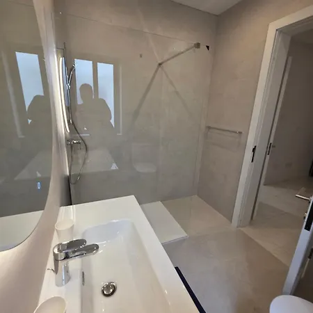 Stunning Seafront 3-bdr With Huge Terrace & Bay Views マルサスカーラ