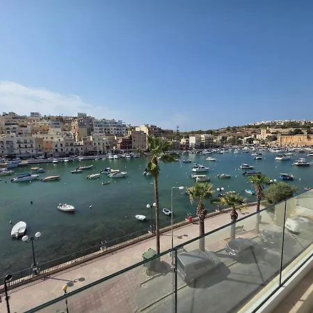 Stunning Seafront 3-bdr With Huge Terrace & Bay Views アパート マルサスカーラ