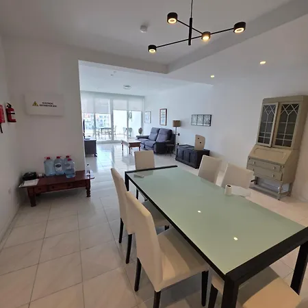 Stunning Seafront 3-bdr With Huge Terrace & Bay Views マルサスカーラ