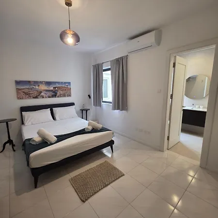 Stunning Seafront 3-bdr With Huge Terrace & Bay Views マルサスカーラ
